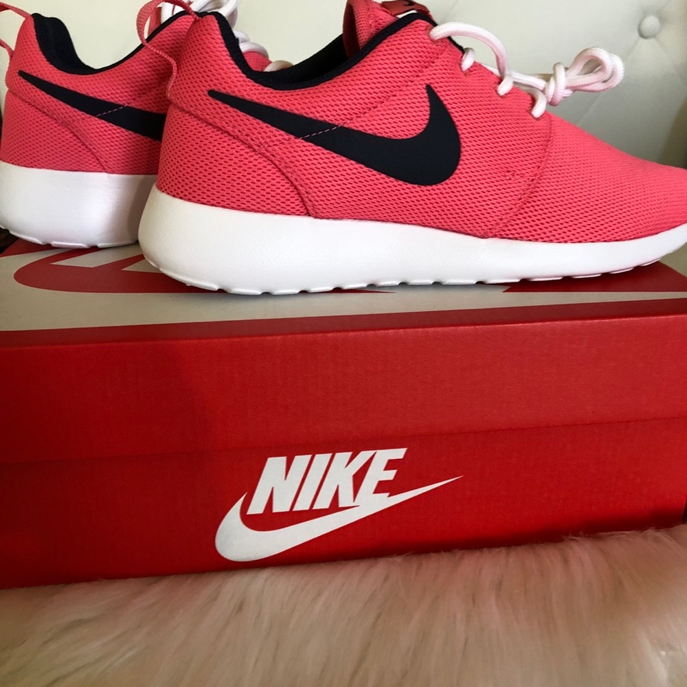 New w/box Nike Rosche One in Women’s size 6
